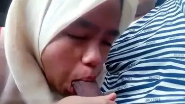 Bokep Indo Disepongin Cewek Berkerudung di Mobil